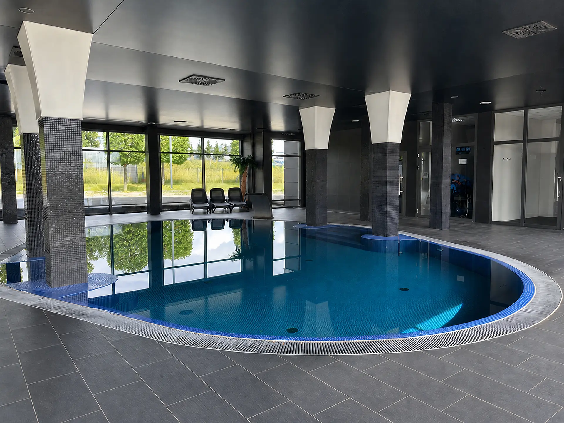 Kryty basen Hotelu Silver w Szczecinie