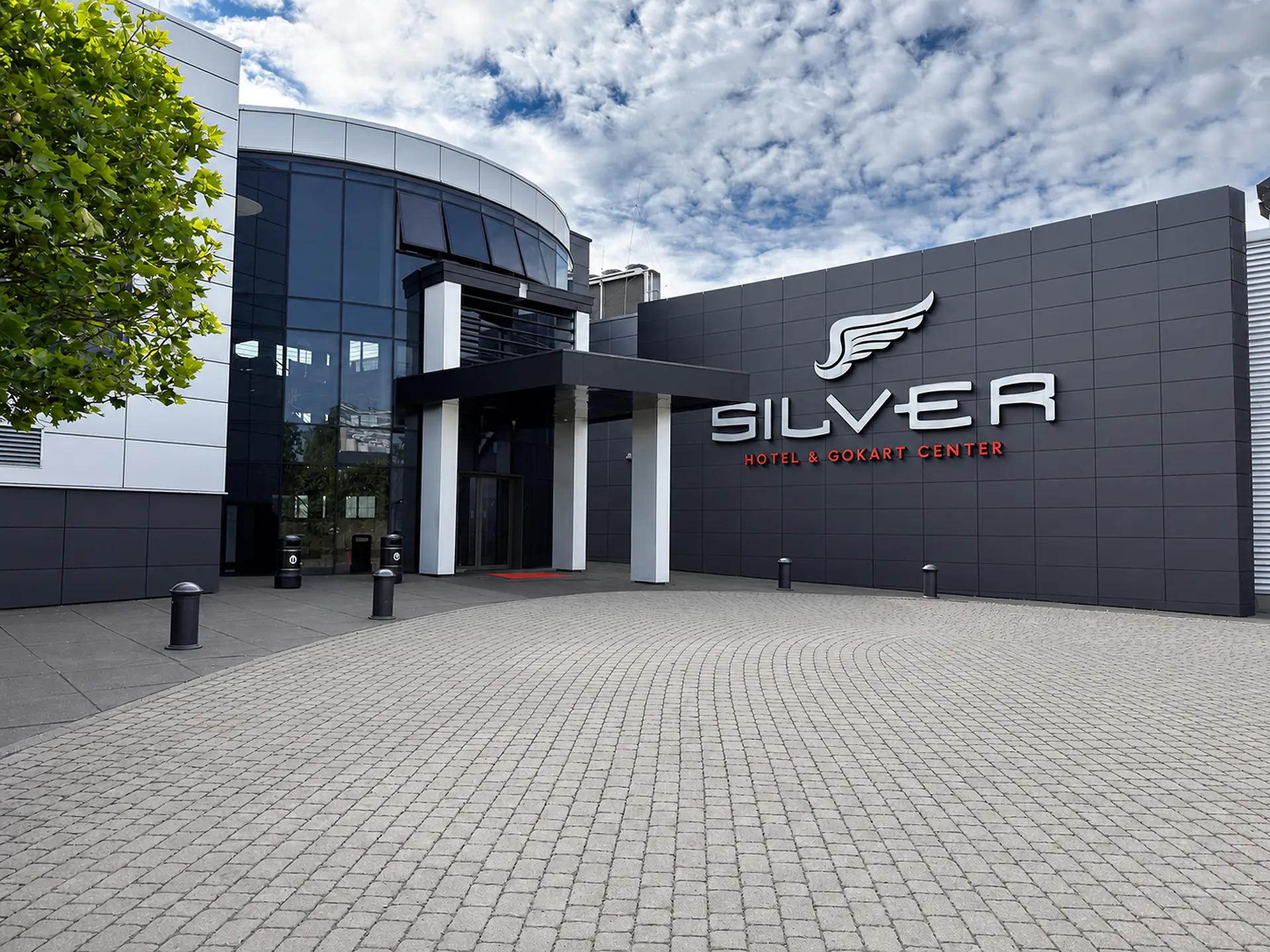 Budynek Hotelu Silver — wejście do obiektu